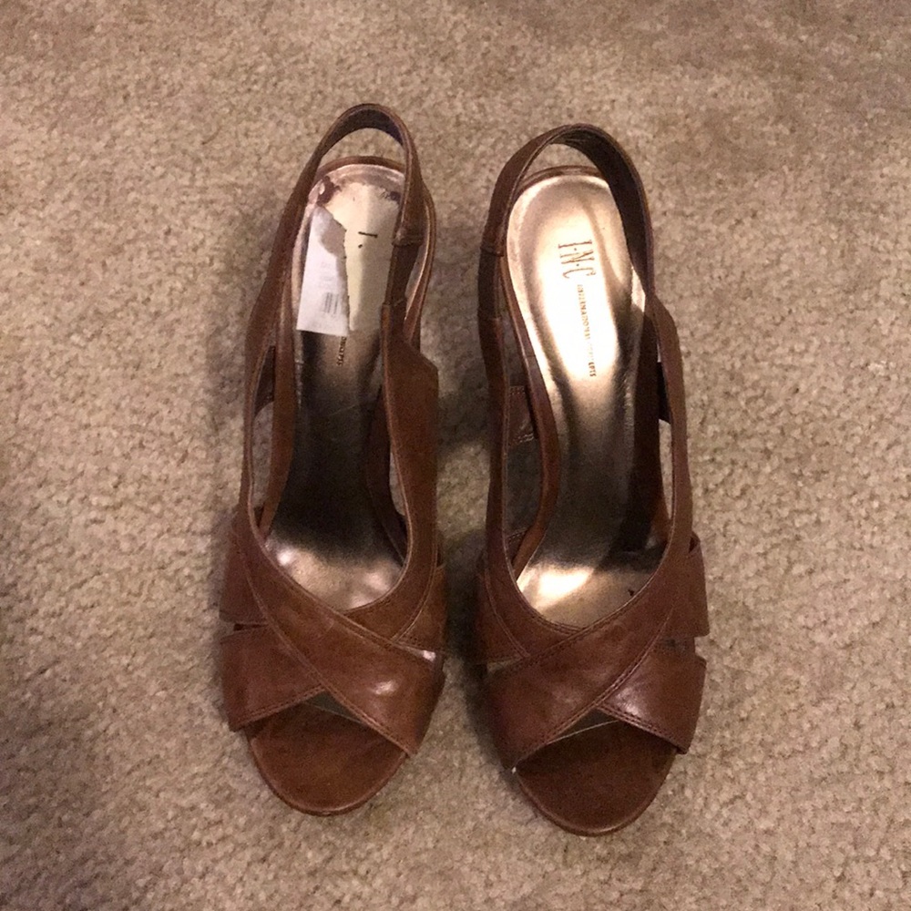 Peep toe pumps
